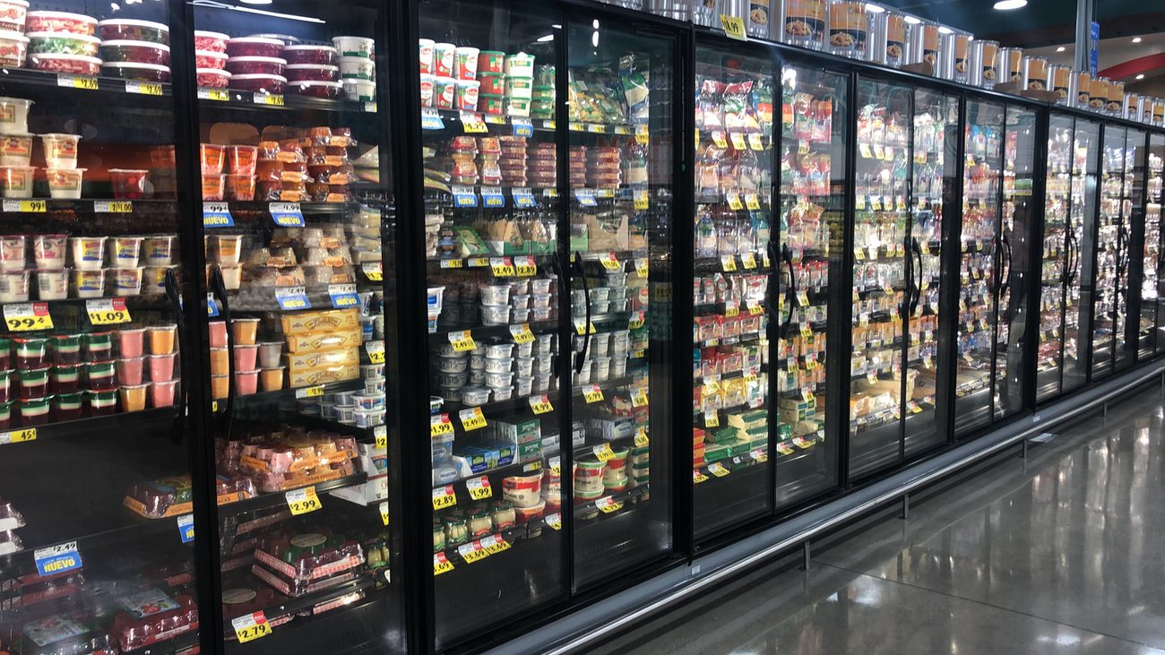 Corredor de geladeiras com variedade de produtos