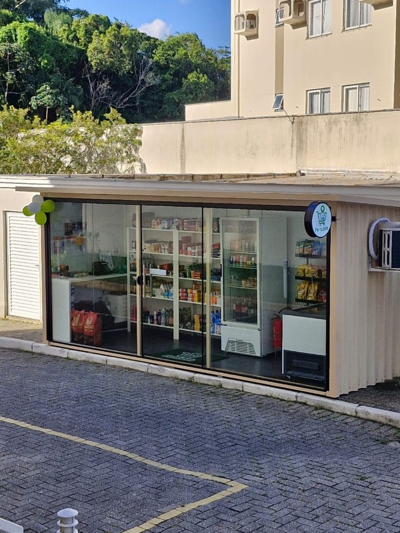Fachada de vidro da loja Perto24h abastecida